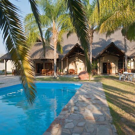 Отель Oshakati Country Экстерьер фото